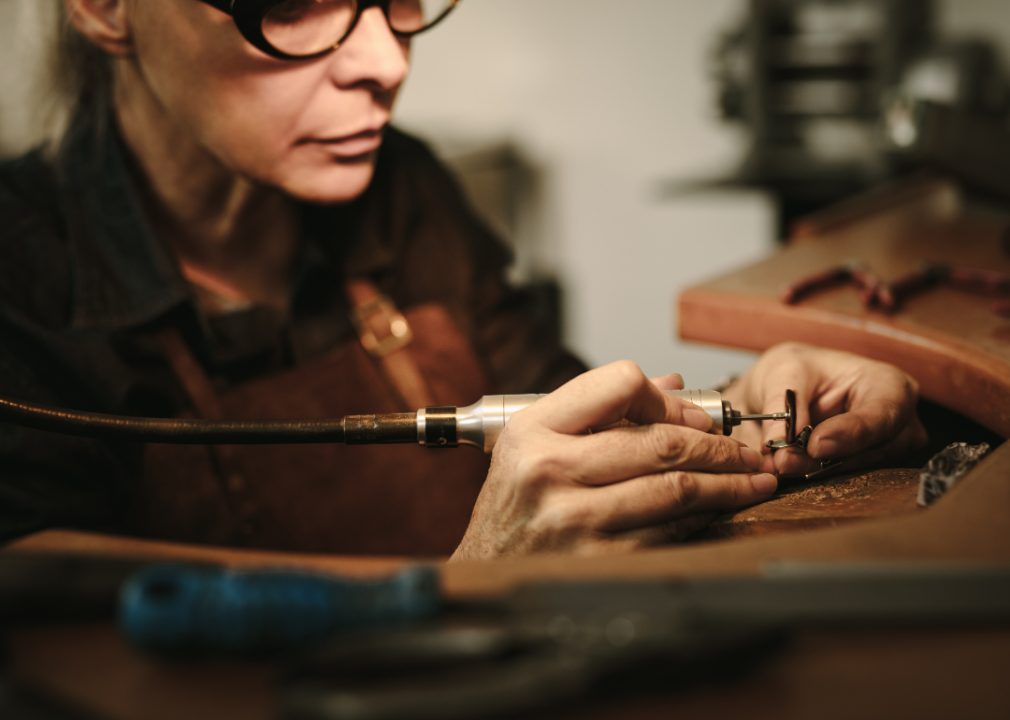 #31. Grinding and polishing workers, hand